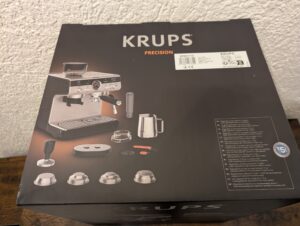 Verpackung der Krups Precision XP801T Siebträgermaschine von oben