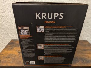 Verpackung der Krups Precision XP801T Siebträgermaschine von rechts