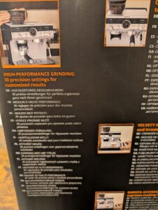 Verpackung der Krups Precision XP801T Siebträgermaschine von rechts in der Nahansicht