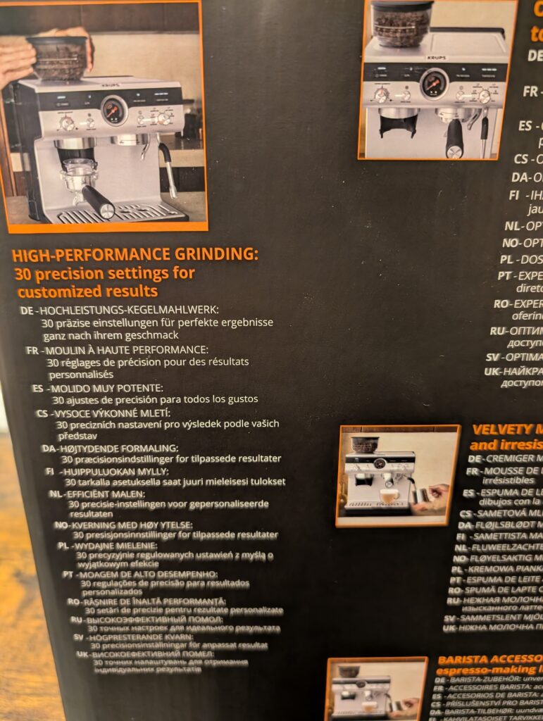 Verpackung der Krups Precision XP801T Siebträgermaschine von rechts in der Nahansicht