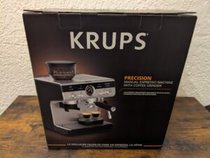 Verpackung der Krups Precision XP801T Siebträgermaschine von vorne