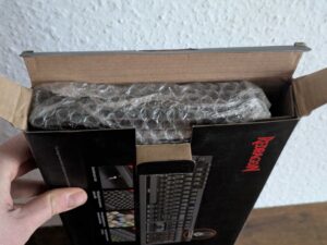 Verpackung der Redragon K580 VATA Gaming-Tastatur geöffnet