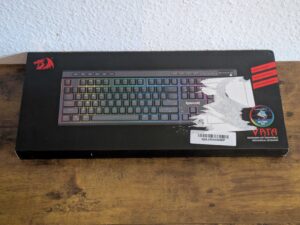 Verpackung der Redragon K580 VATA Gaming-Tastatur von oben