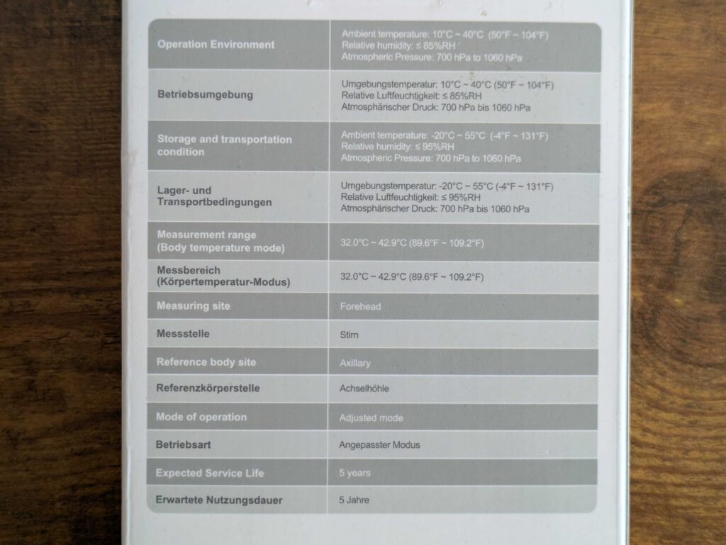 Verpackung des Berrcom JXB-178 Stirnthermometers von hinten in der Nahansicht