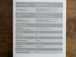 Verpackung des Berrcom JXB-178 Stirnthermometers von hinten in der Nahansicht