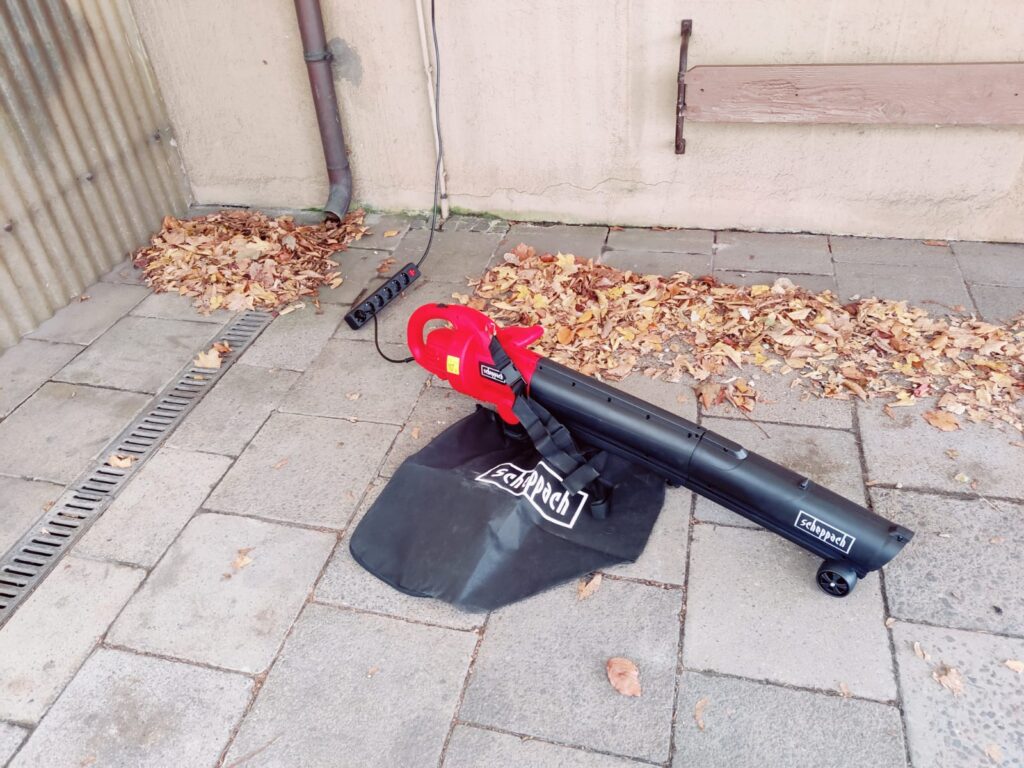 Scheppach BLV3000E Laubsauger im Einsatz