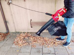 Scheppach BLV3000E Laubsauger beim Blasen
