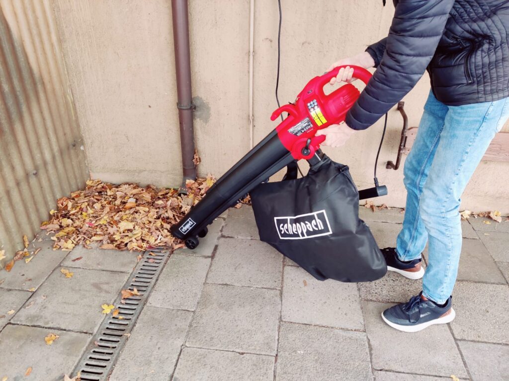 Scheppach BLV3000E Laubsauger beim Saugen