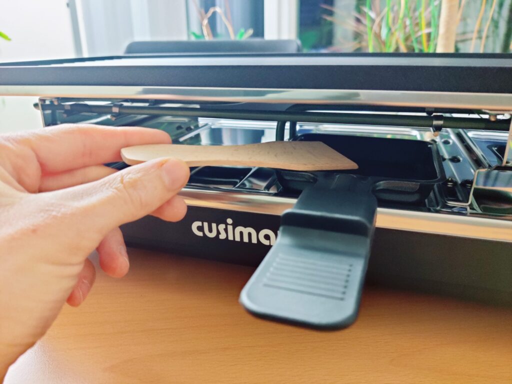 Cusimax CMRC-300 Raclette Pfännchen eingesetzt mit Spatel
