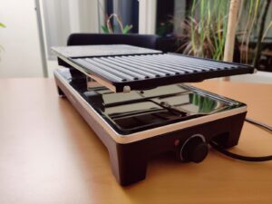 Rommelsbacher RCS 1350 Raclette von der Seite