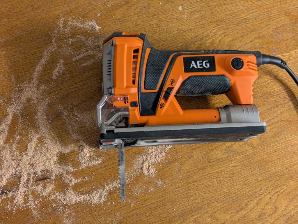 AEG PST 500 Stichsäge mit Sägespänen