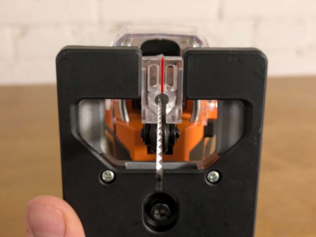 AEG PST 500 Stichsäge von unten mit Sägeblatt