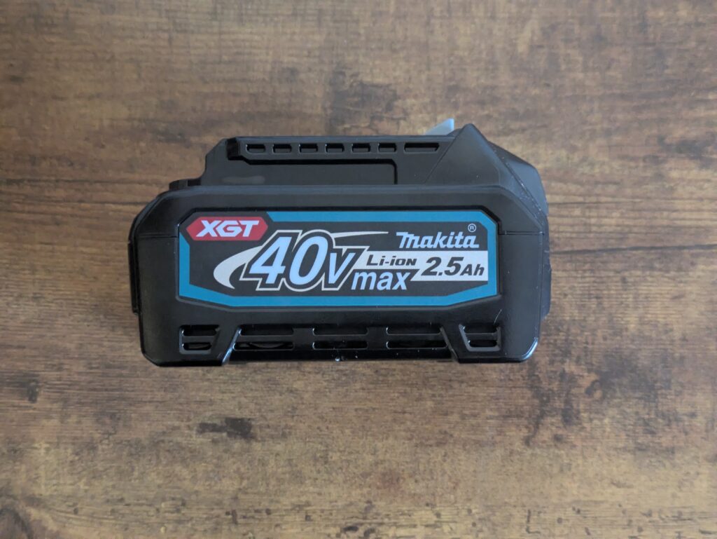 Akku der Makita JV001GD101 Stichsäge von der Seite