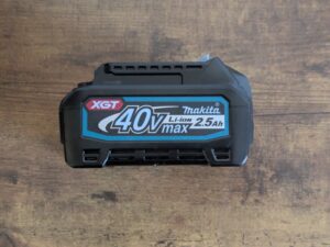 Akku der Makita JV001GD101 Stichsäge von der Seite