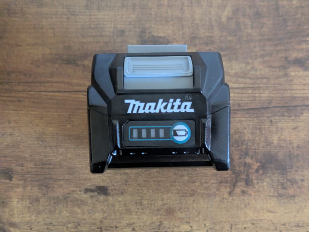 Akku der Makita JV001GD101 Stichsäge von hinten