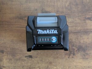 Akku der Makita JV001GD101 Stichsäge von hinten