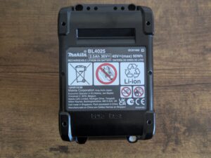 Akku der Makita JV001GD101 Stichsäge von unten