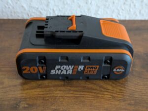 Akku der WORX Nitro WX542 Stichsäge von der Seite