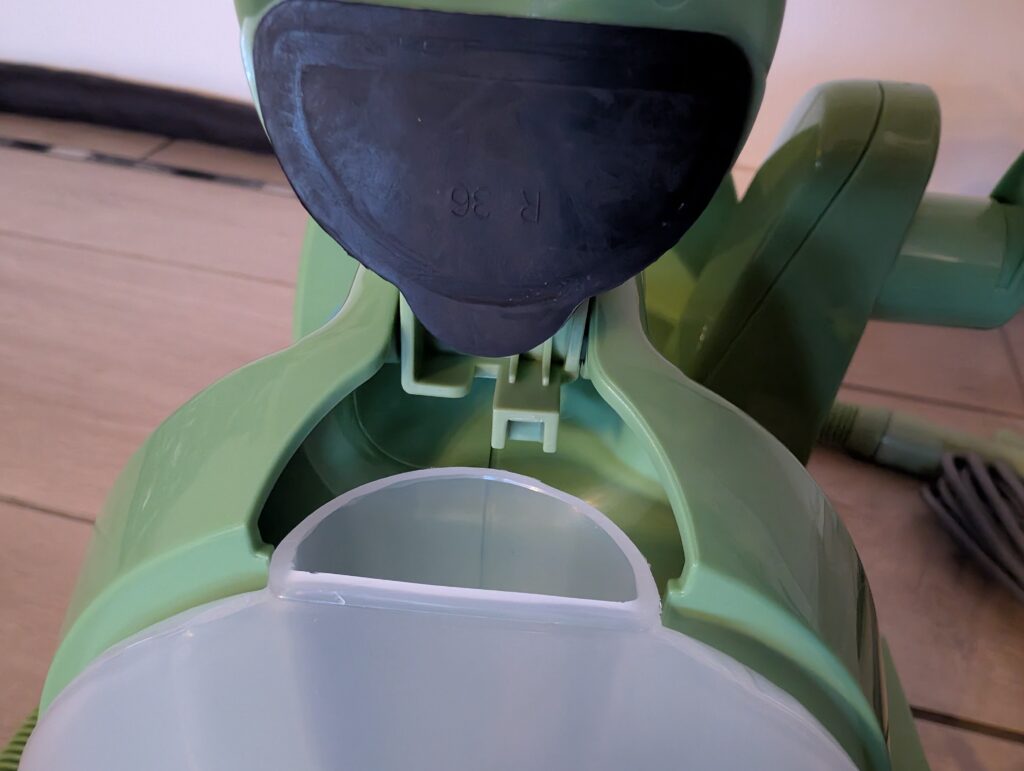 BISSELL Little Green Waschsauger Schmutzwassertank geöffnet