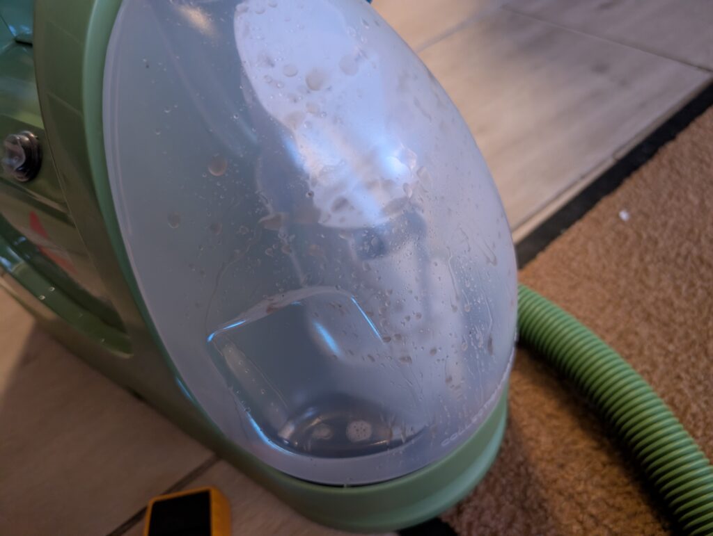 BISSELL Little Green Waschsauger Schmutzwassertank während der Reingung