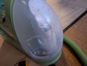 BISSELL Little Green Waschsauger Schmutzwassertank während der Reingung