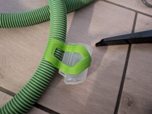 BISSELL Little Green Waschsauger Selbstreinigungsbürste am Schlauch befestigt