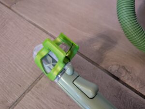 BISSELL Little Green Waschsauger Selbstreinigungsbürste montiert