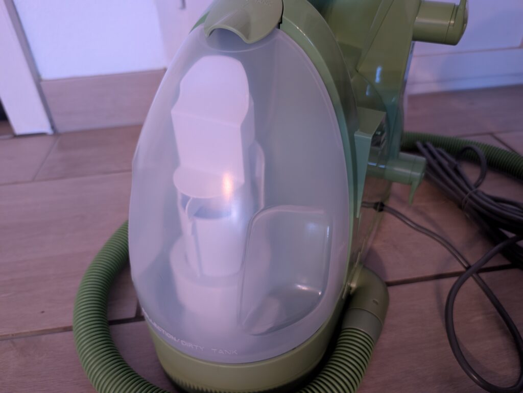 BISSELL Little Green Waschsauger mit eingesetztem Wassertank