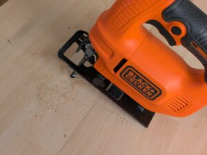 BLACK+DECKER KS501-QS Stichsäge mit Sägespänen