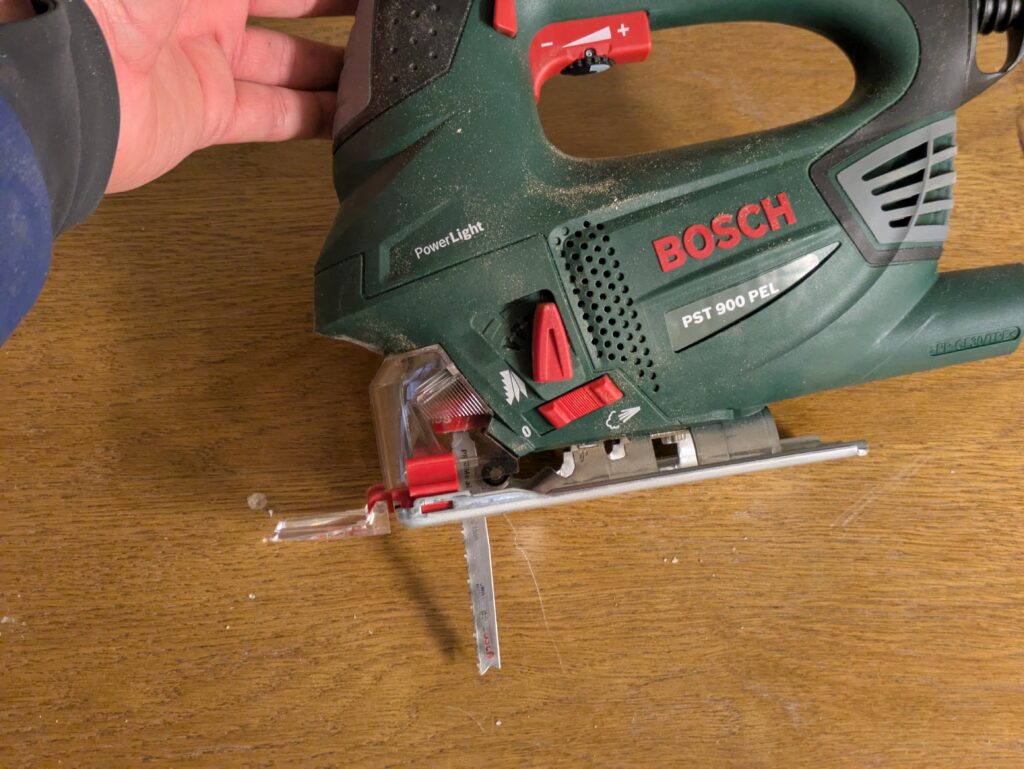 Bosch PST 900 PEL Stichsäge in der Hand