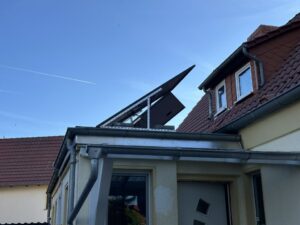 EcoFlow-STREAM-Balkonkraftwerk-Anblick-von-unten-von-der-Seite-1024x768