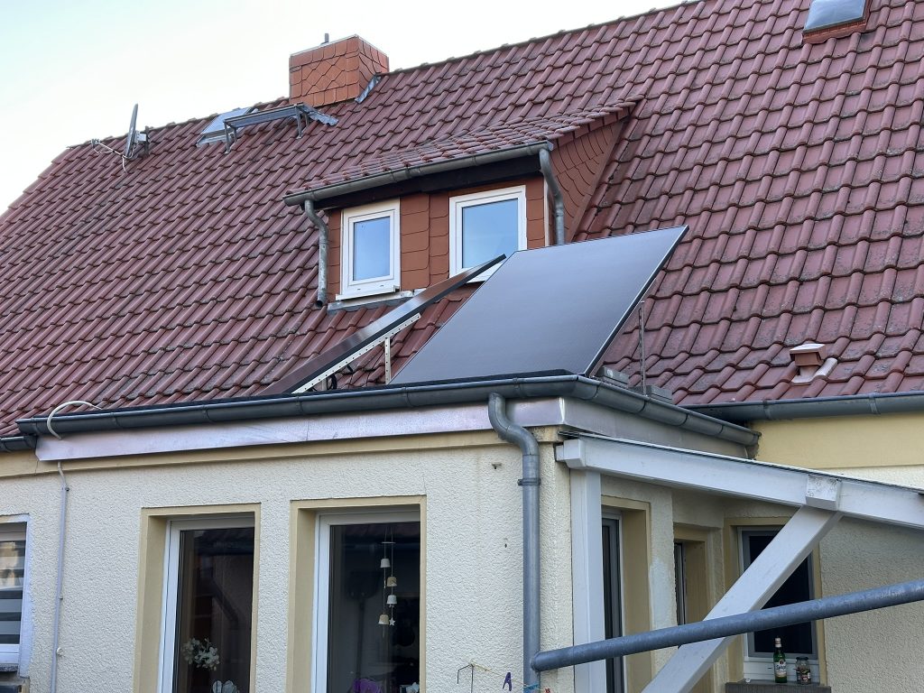 EcoFlow-STREAM-Balkonkraftwerk-Solarmodul-Anblick-von-unten-1024x768