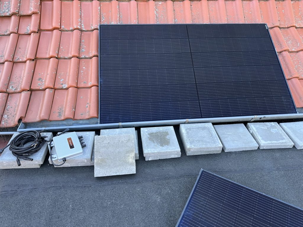 EcoFlow-STREAM-Balkonkraftwerk-Solarmodul-liegend-Dach-1024x768