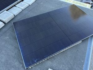 EcoFlow-STREAM-Balkonkraftwerk-Solarmodul-liegend-Vordach-1024x768