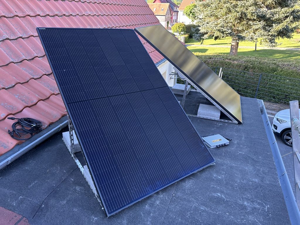 EcoFlow-STREAM-Balkonkraftwerk-Solarmodul-stehend-Vordach-1024x768