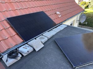 EcoFlow-STREAM-Balkonkraftwerk-Solarmodule-liegend-auf-Dach-1024x768
