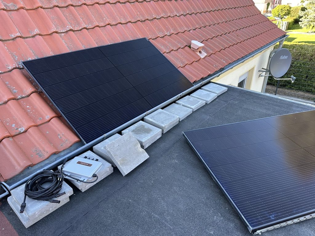 EcoFlow-STREAM-Balkonkraftwerk-Solarmodule-liegend-auf-Dach-1024x768