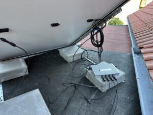 EcoFlow-STREAM-Balkonkraftwerk-Wechselrichter-hinter-Solarmodul-1024x768