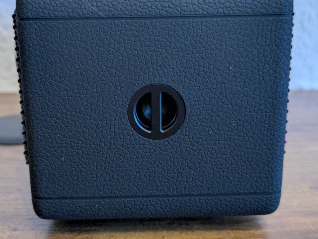 Edifier ES60 Lautsprecher von rechts in der Nahansicht