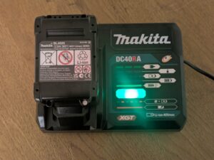 Fertig geladener Akku der Makita JV001GD101 Stichsäge