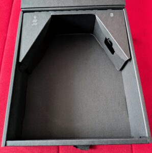 JBL Tour One M3 Noise-Cancelling-Kopfhörer Geöffnete Verpackung (2)