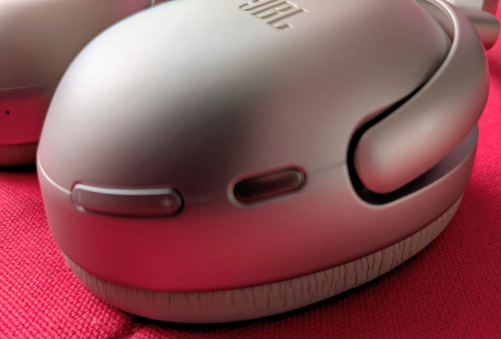 JBL Tour One M3 Noise-Cancelling-Kopfhörer Ladeanschluss