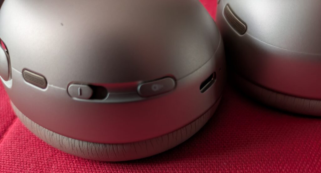 JBL Tour One M3 Noise-Cancelling-Kopfhörer Tasten