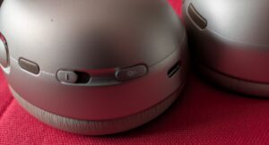 JBL Tour One M3 Noise-Cancelling-Kopfhörer Tasten