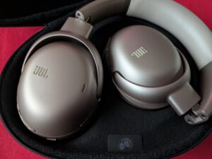 JBL Tour One M3 Noise-Cancelling-Kopfhörer in AUfbewahrungsbox