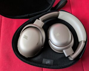 JBL Tour One M3 Noise-Cancelling-Kopfhörer in Case