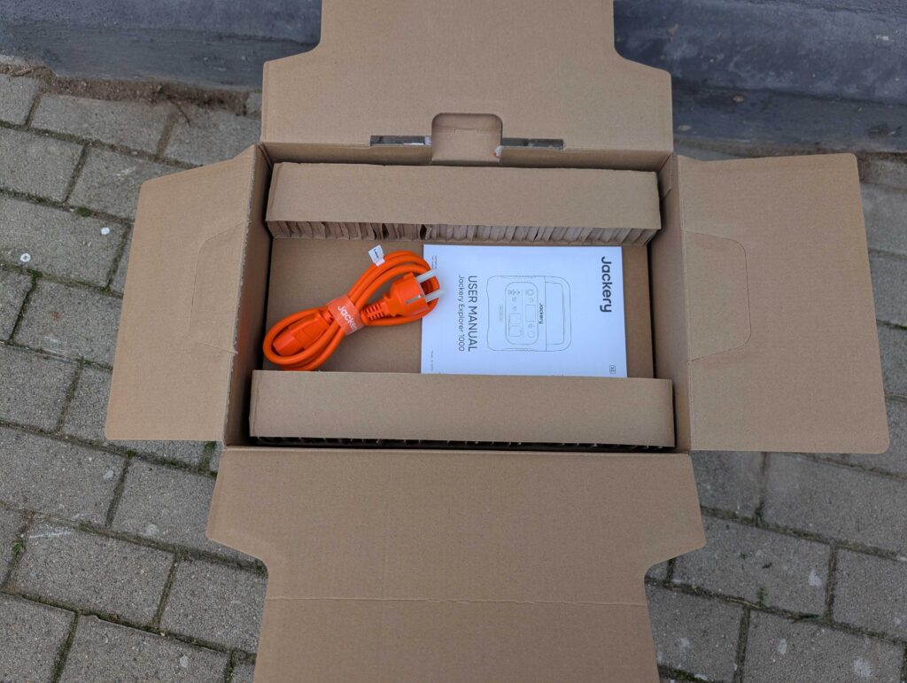 Jackery 1000 v2 Powerstation mit geöffneter Verpackung