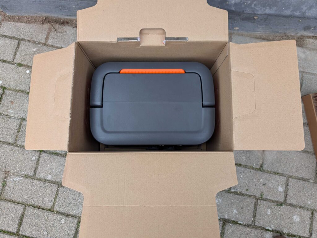 Jackery 1000 v2 Powerstation mit geöffneter Verpackung (2)