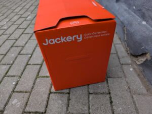 Jackery 1000 v2 Powerstation verpackt von rechts