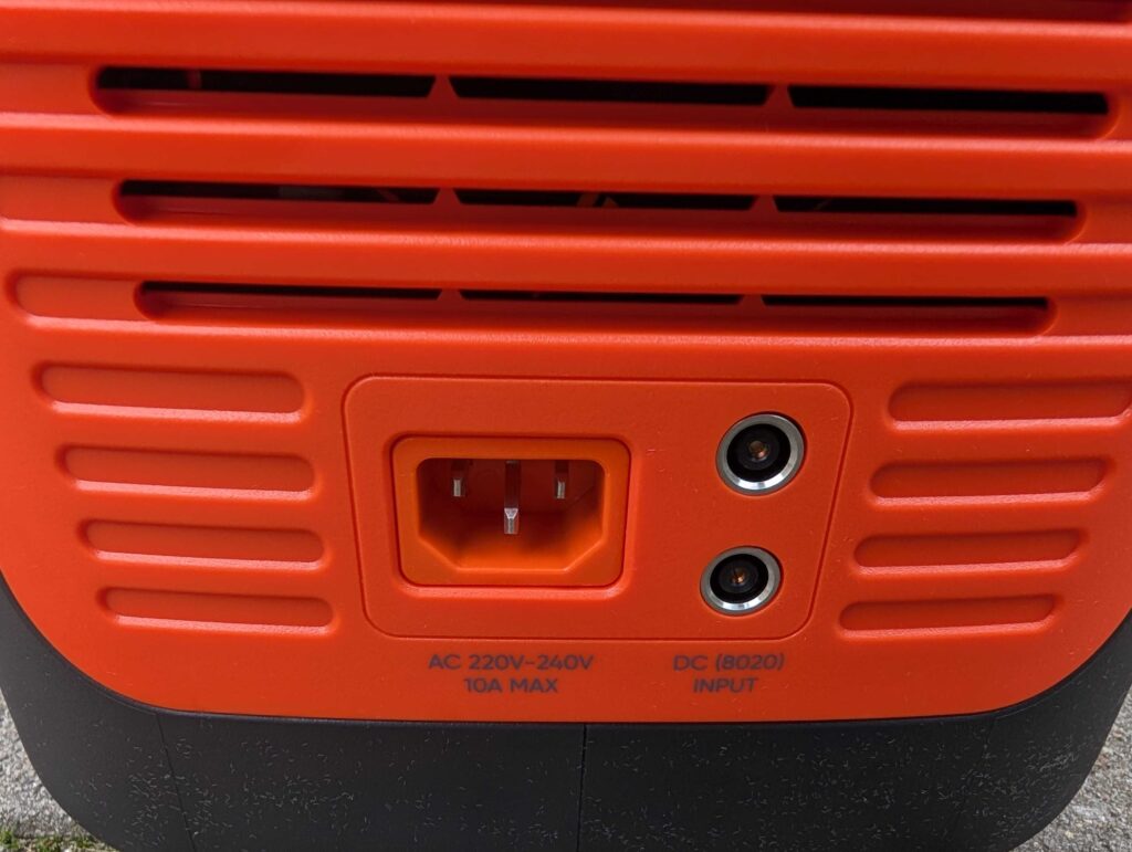Jackery 1000 v2 Powerstation von links in der Nahansicht